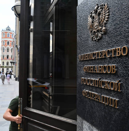 Дефицит бюджета с начала года составил 983 млрд рублей