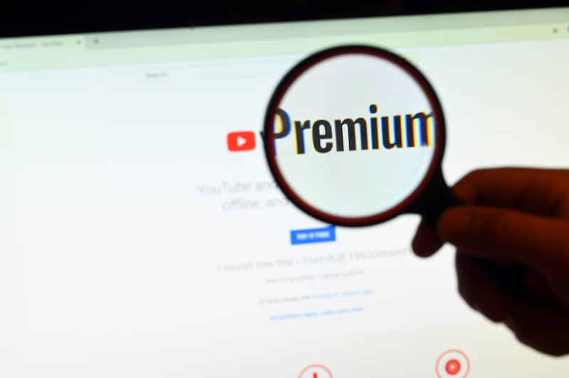 YouTube начал отключать у пользователей Premium-подписку не своей страны