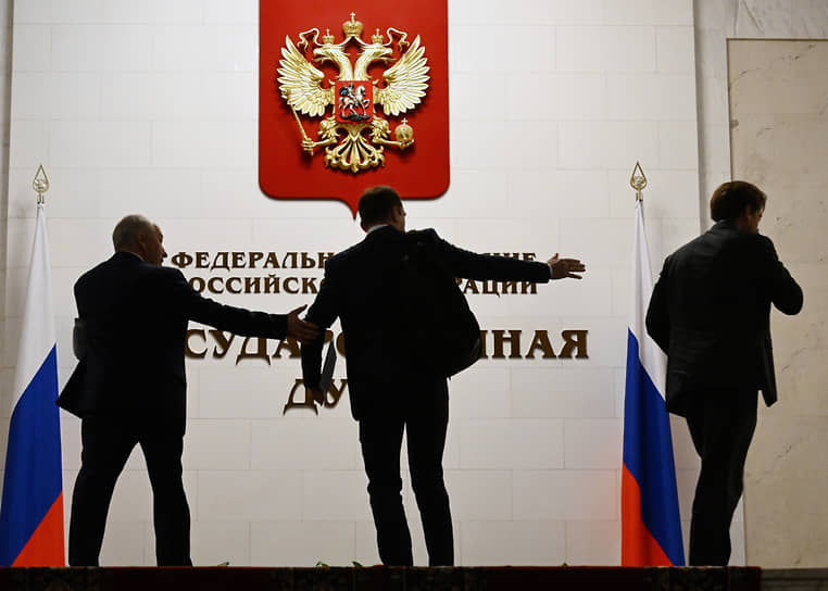 Депутатам выдали пакет