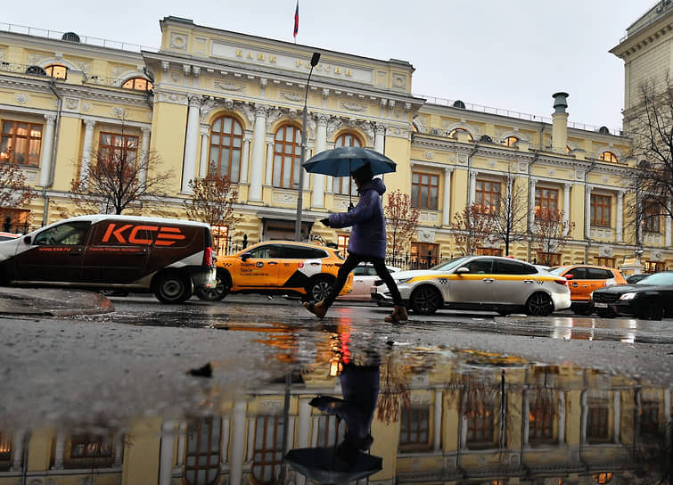 ЦБ: экспортеры продолжат продавать выручку в долларах напрямую через банки