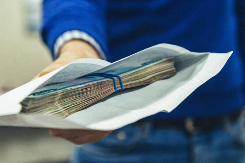 Зарплаты вытащат из конвертов