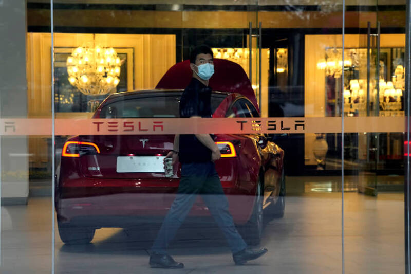 В Китае чиновникам разрешили закупать Tesla для служебного автопарка